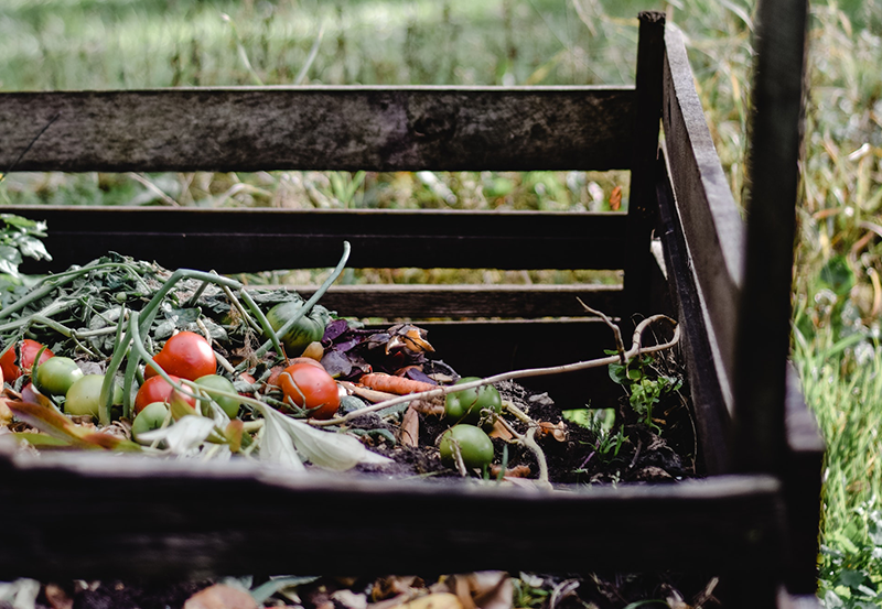 Wie man einen Komposthaufen anlegt und pflegt